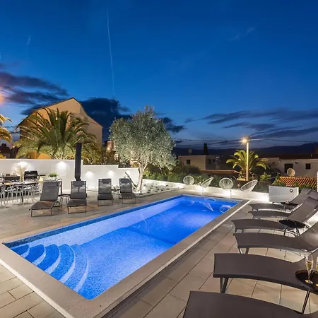 Serene Near Slatine Beach, Cleaning Included Apartment *